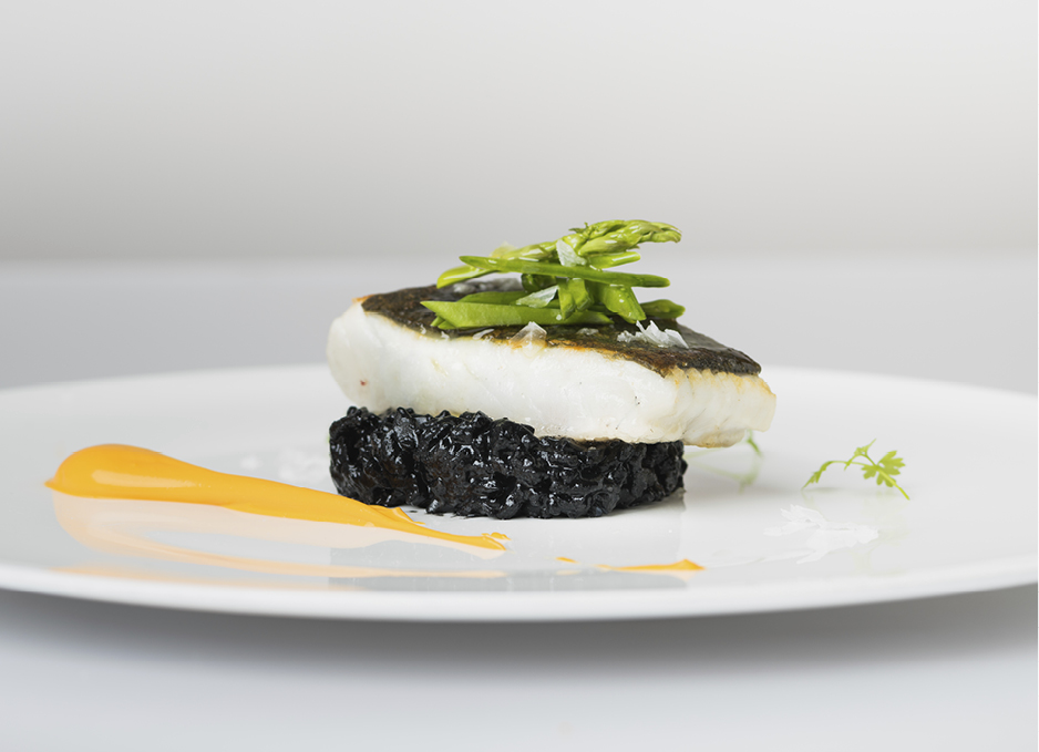 Filetti di rombo Neptura con riso nero e asparagi