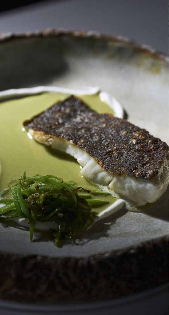 Filetes de rodaballo en salsa verde acompañados de verduras salteadas